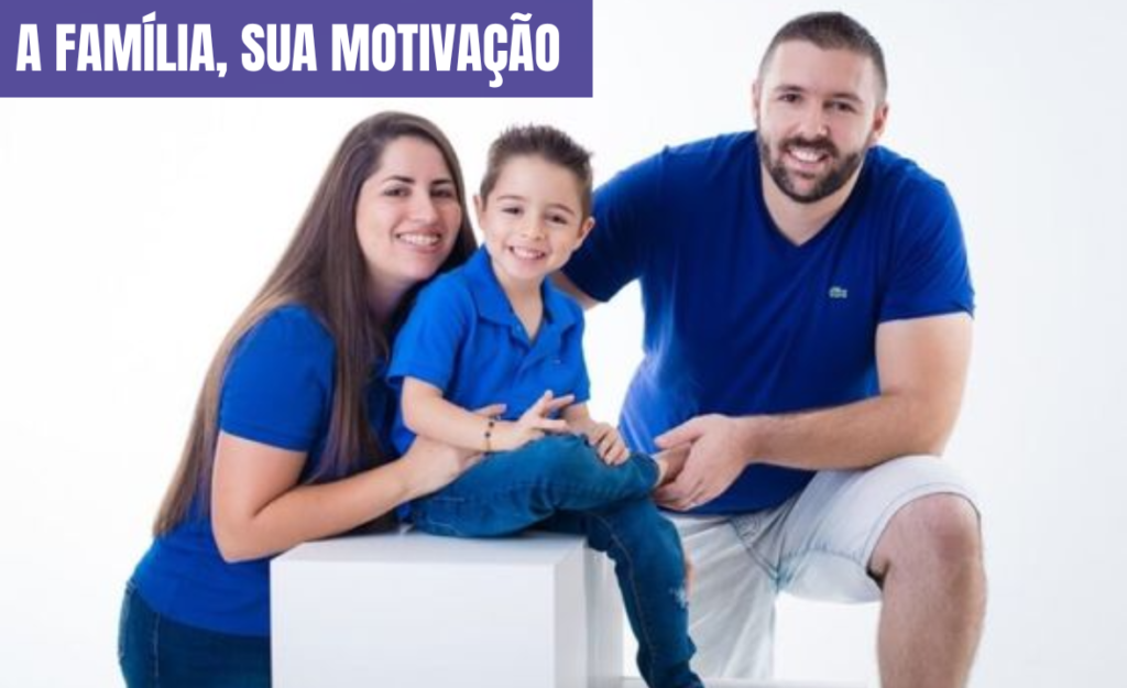 Foto da Família do Alex Vargas, sua esposa, Ana e seu filho. Todos com camisa azul