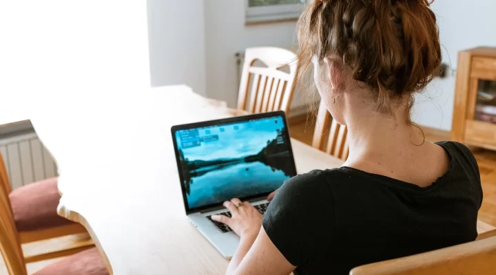 A Liberdade de Trabalhar em Casa e Ganhar Dinheiro Online: Será Real?