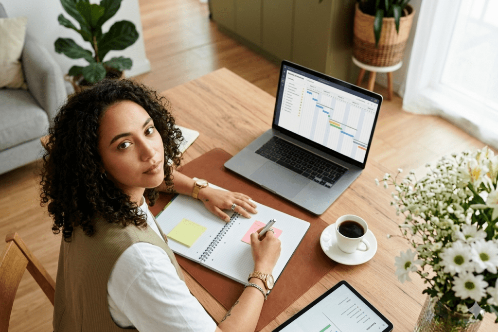 Pessoa trabalhando pela internet no notebook em casa